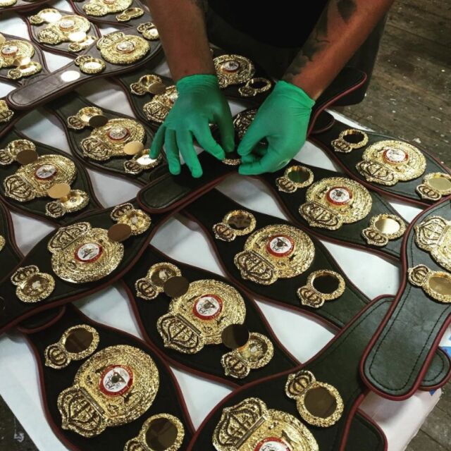 Семейство от Ню Джърси изработва на ръка поясите на боксовите шампиони