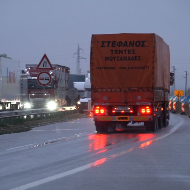 Над 14-килимотрова опашка от камиони на „Дунав мост“