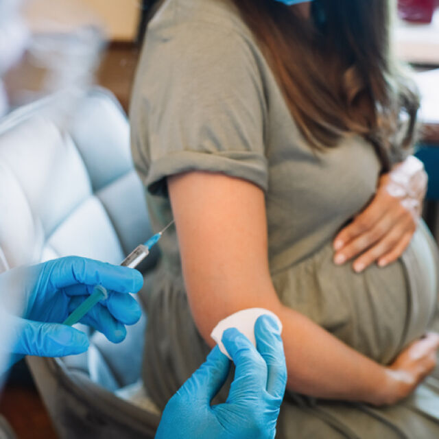 Великобритания: Един на всеки 6 тежки COVID пациенти е неваксинирана бременна жена