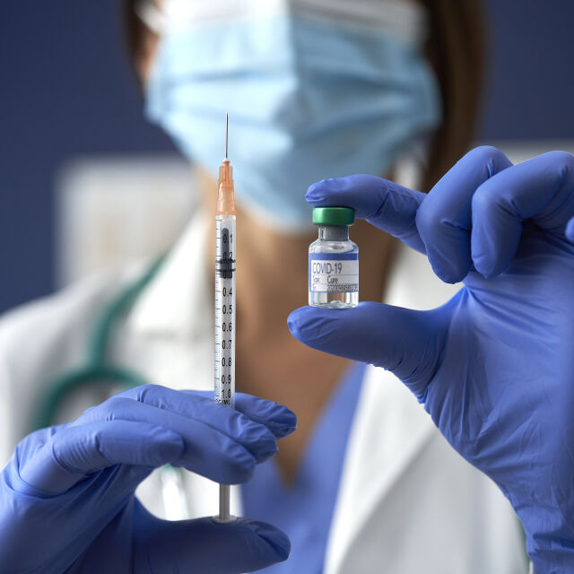 Заплахата „Омикрон“: Брюксел заговори за задължителна ваксинация в ЕС