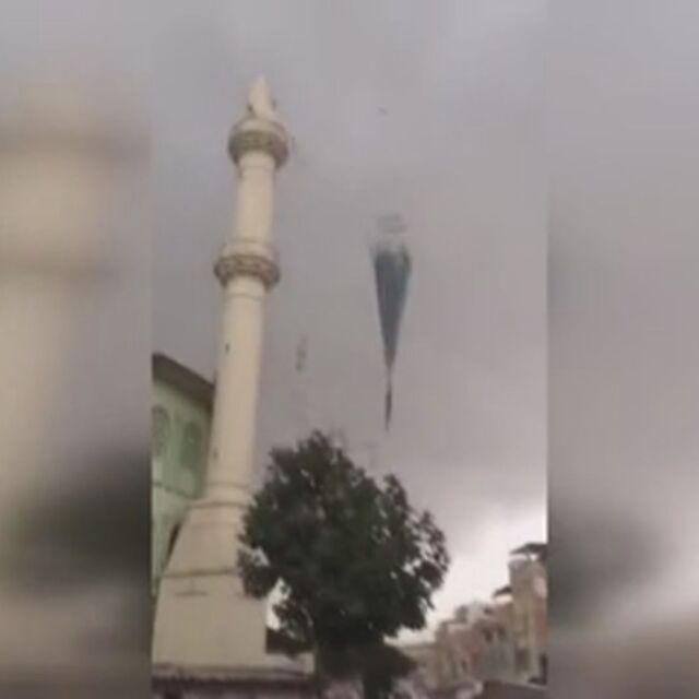 Силна буря отнесе минаре на джамия в Турция