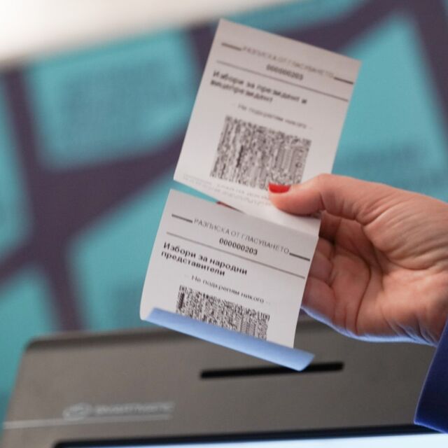 Ще има ли хартия за машините за вота: Депутатите изслушват председателя на ЦИК