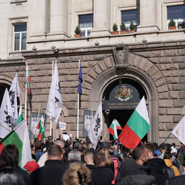 Протестът срещу новите COVID мерки блокира движението в центъра на София