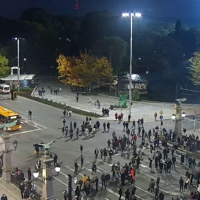 Протестиращи срещу новите мерки блокираха Орлов мост 