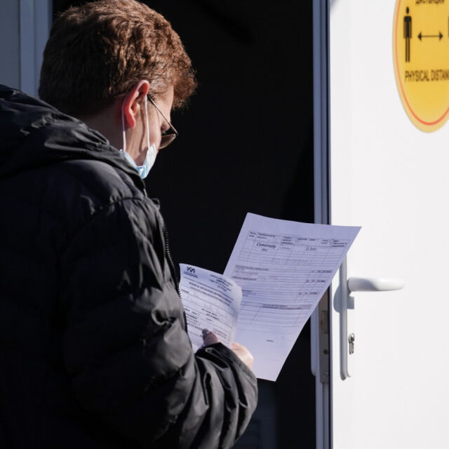 Антиваксъри раздавали листовки на опашка за ваксини в Русе 