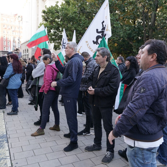Протест пред Президентството заради новите COVID мерки