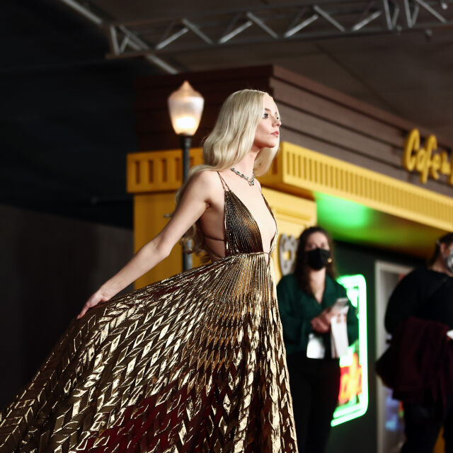 Аня Тейлър-Джой изглежда като златна богиня на премиерата на "Последна нощ в Сохо"