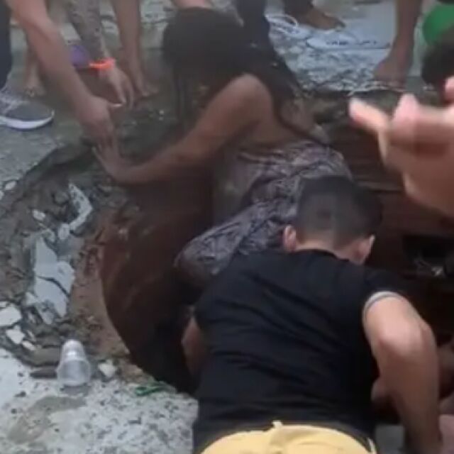 Седем жени пропаднаха под земята по време на купон (ВИДЕО)