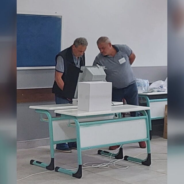 Член на СИК в Бурса показва на гласоподавателите как се гласува 
