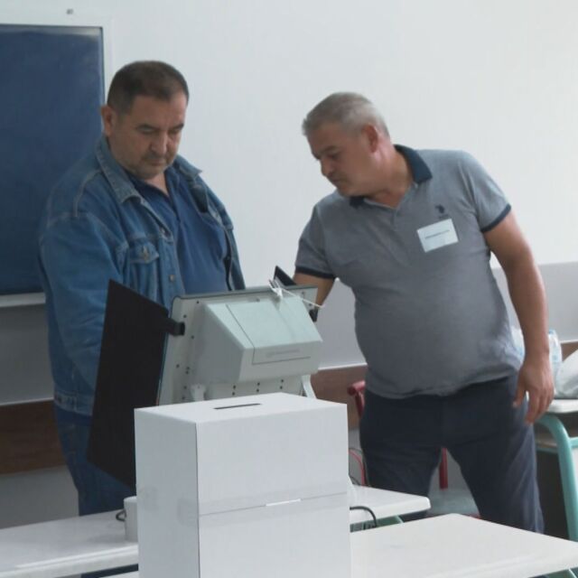 Вотът в Турция: Екип на bTV видя как членове на комисии помагат на хората да гласуват