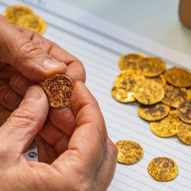 Златни монети от 7-ми век, намерени скрити в стена в Израел (СНИМКИ)