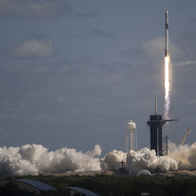 SpaceX и НАСА изпратиха астронавти на мисия до МКС