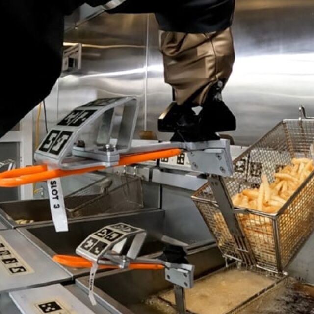 Вместо работник: Нов робот, пържи картофки в ресторантите (ВИДЕО)