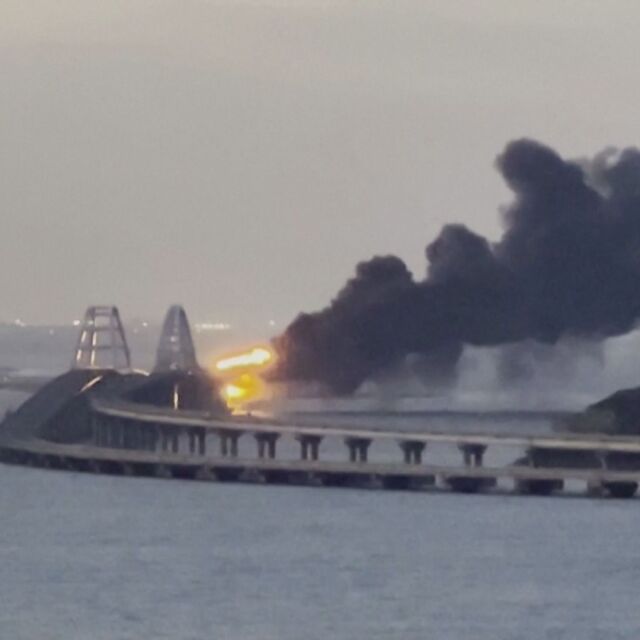 „РИА Новости“: Цистерна се запали на Керченския мост в Крим (ВИДЕО)