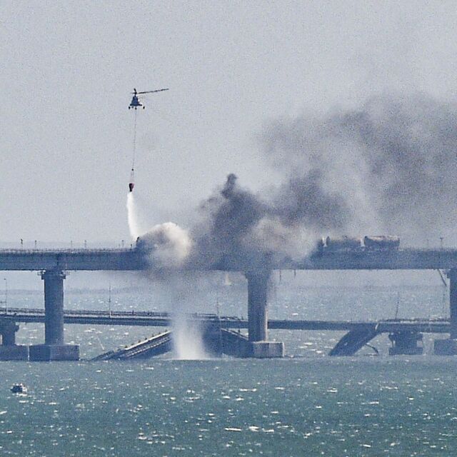 Водолази инспектират Кримския мост след експлозията 
