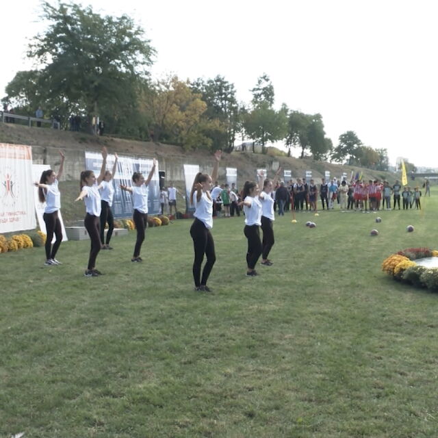 Стотици деца участваха в турнир по сутрешна гимнастика за ученици