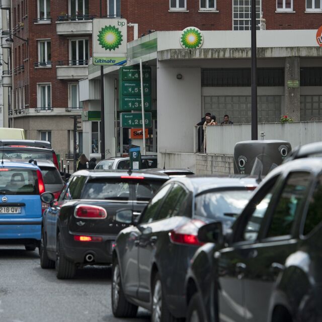 Хаос и дълги опашки от коли пред бензиностанции във Франция 