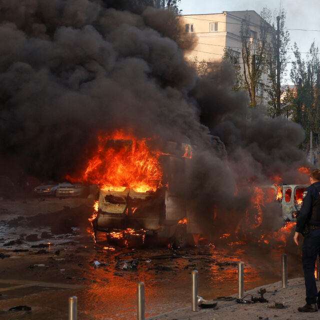 Ударите в Киев: Взривени коли, повредени сгради и кратер до детска площадка (ВИДЕО)