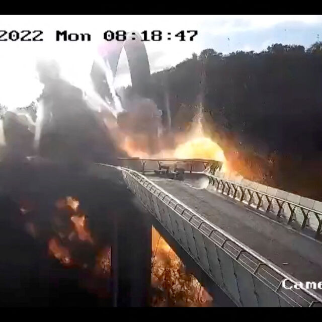 Ракетен удар по мост в Киев (ВИДЕО)