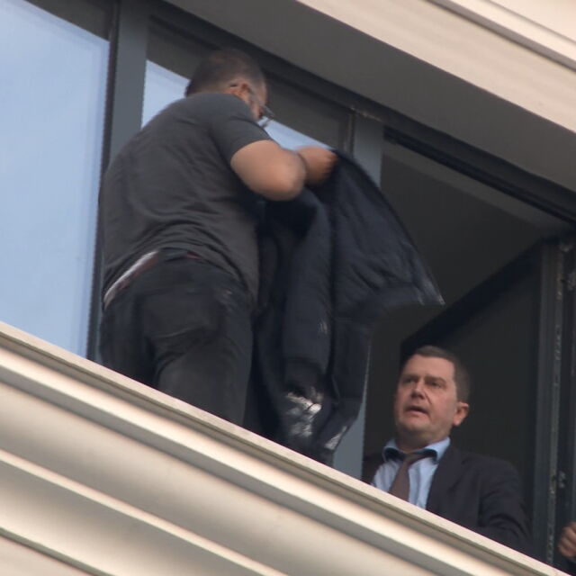 Работниците, протестирали на покрив в Перник, вече са в безопасност 