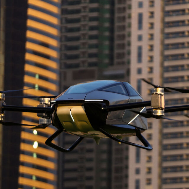 Първата летяща кола направи публичен полет в Дубай (ВИДЕО)