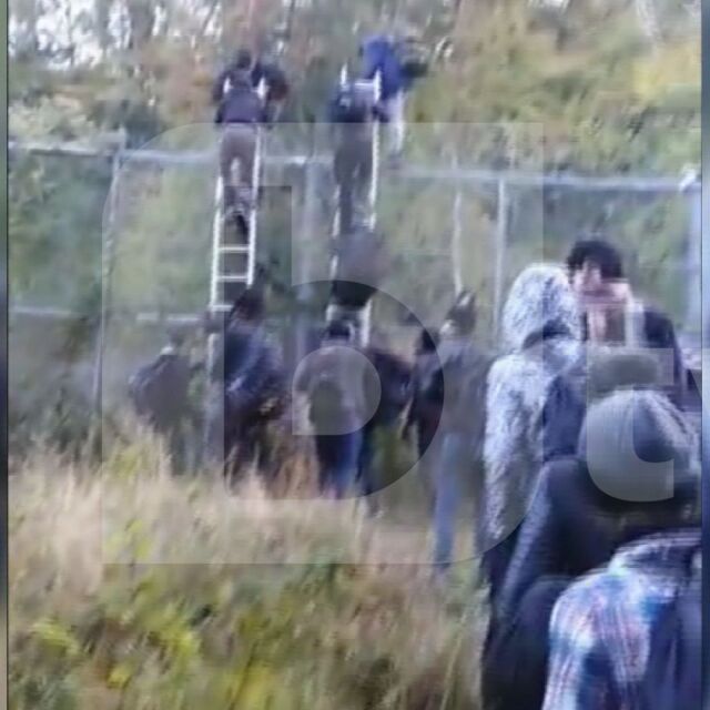 Ексклузивни кадри по bTV: Мигранти прескачат със стълба оградата на границата 