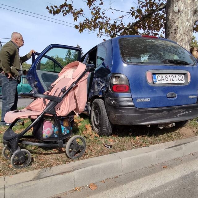 Кола с майка и 1-годишно ѝ дете се удари в дърво в Русе (СНИМКИ)