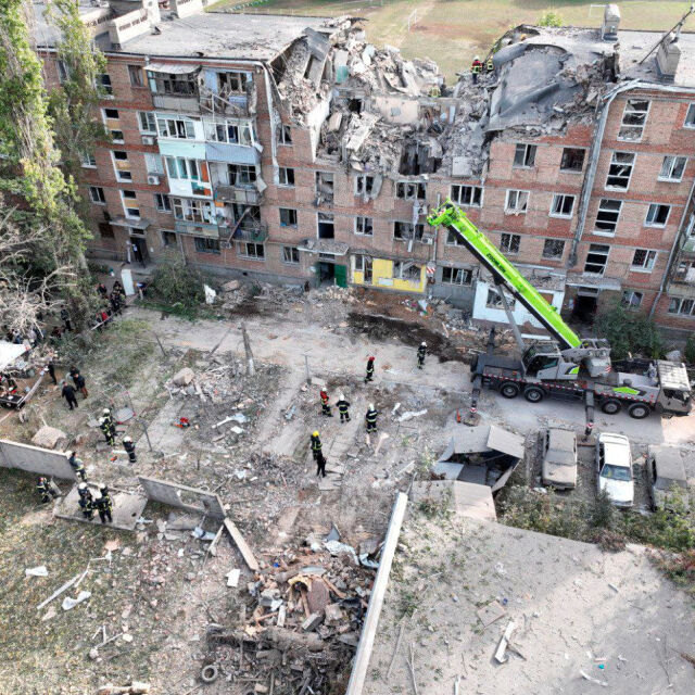 Спасение: Извадиха дете под поразената от Русия жилищна сграда в Николаев