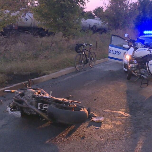 Оцелял по чудо: Моторист прелетя през мантинела на пътя Асеновград - Пловдив