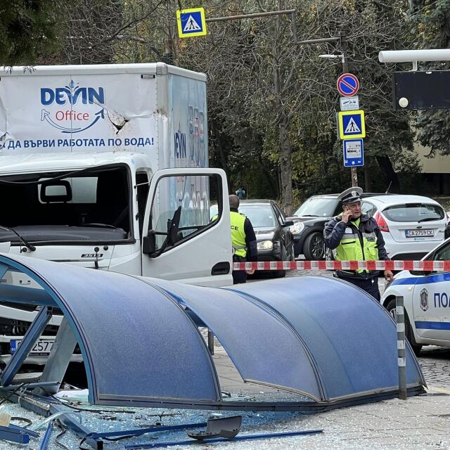 Камион се вряза в спирка в София (СНИМКИ и ВИДЕО)