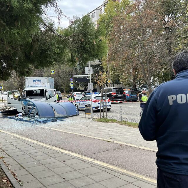 Камион уби 19-годишно момиче в София и се вряза в спирка (ОБЗОР)
