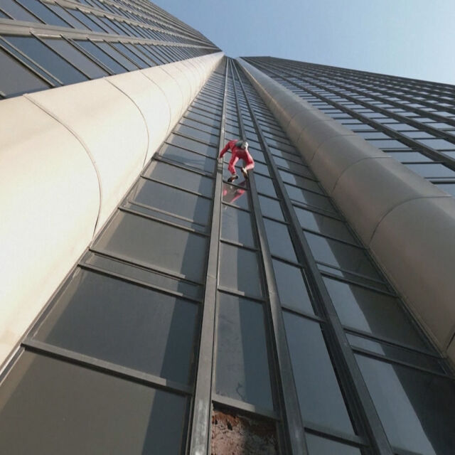 В знак на протест: "Спайдърмен" изкачи небостъргач в Париж без предпазни колани (ВИДЕО) 