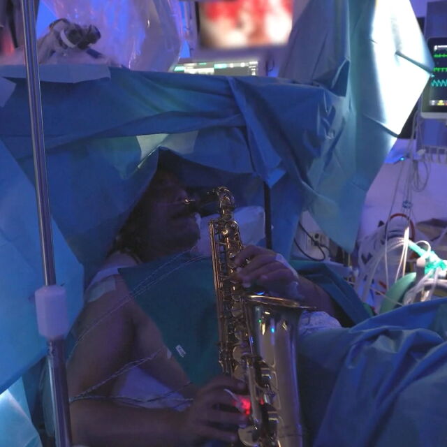 Музикант свири на саксофон по време на сложна мозъчна операция