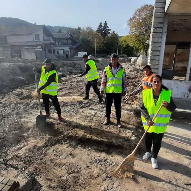 Трайно безработни разчистват наводнените села в Карловско