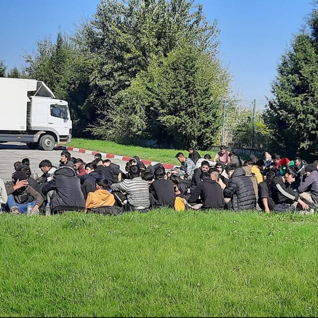 Задържани са 75 мигранти в камион на АМ „Тракия“: Водачът е бил дрогиран