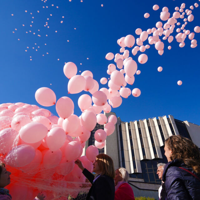 1200 розови балона в памет на жени, загубили битката с рака на гърдата (ГАЛЕРИЯ)