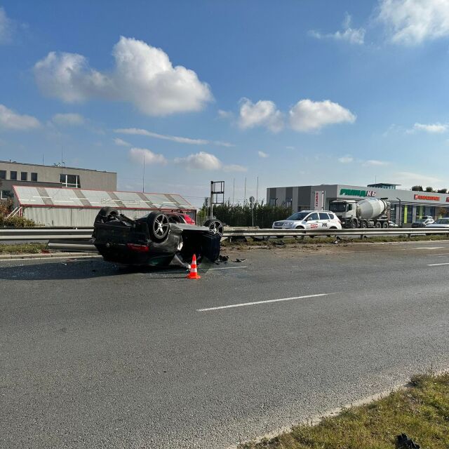 Кола се обърна по таван в София, има двама ранени (СНИМКИ)