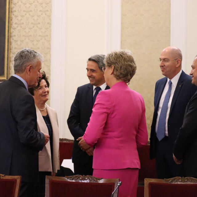Преговорите започнаха: ГЕРБ и „Български възход“ на среща с контактната група (ОБЗОР)