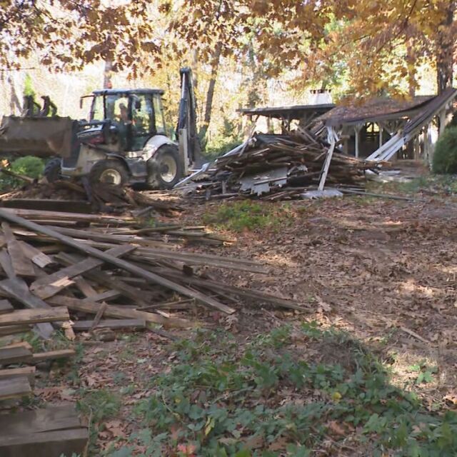 Започна събарянето на незаконни обекти в Борисовата градина