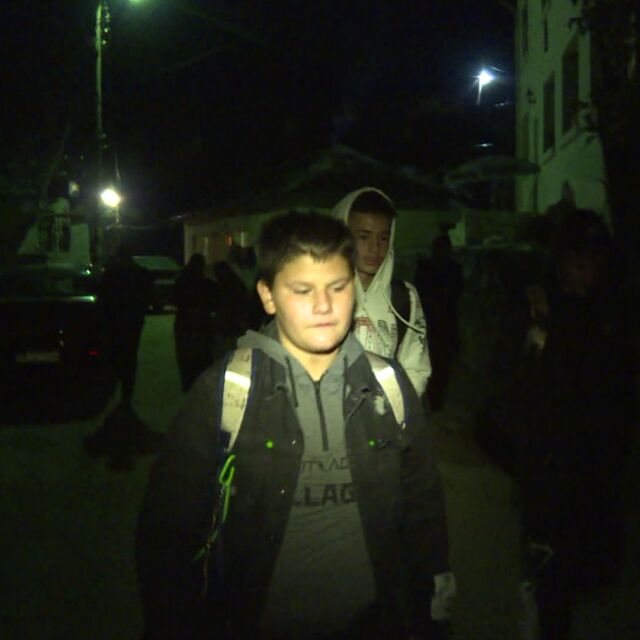 В студ и тъмнина: Ученици ходят километри пеша през планина, за да хванат автобуса за училище 