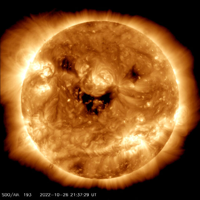 НАСА улови „усмивката“ на Слънцето (СНИМКА)   