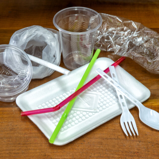 Влиза в сила забраната за предлагане на пластмасови прибори и чинии за еднократна употреба в Англия