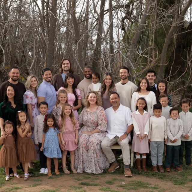 Двойка има 5 биологични деца и осиновява още 7. Семейните им снимки изглеждат така!