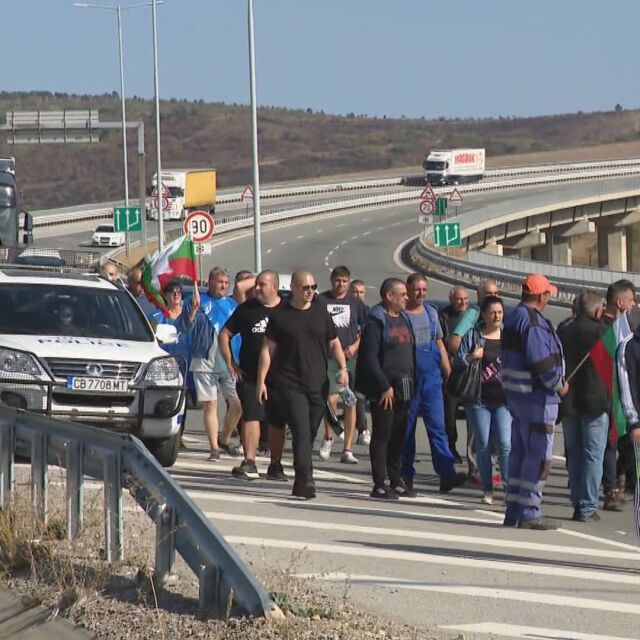 Напрежение на магистралата: Работници от „Бобов дол“ разбиха полицейски кордон на АМ „Струма“ (ОБЗОР)