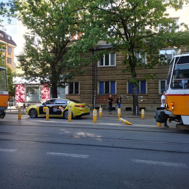 Трамвай блъсна 35-годишна жена в София (СНИМКИ)