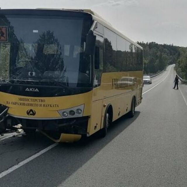 Моторист загина при челен удар с училищен автобус край Малко Търново