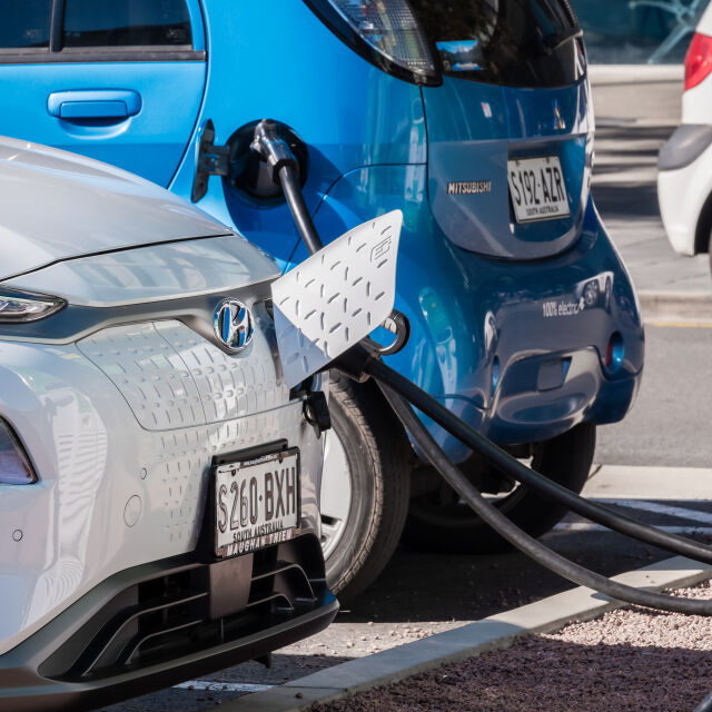 Цената на лития падна, електрическите коли обаче остават скъпи