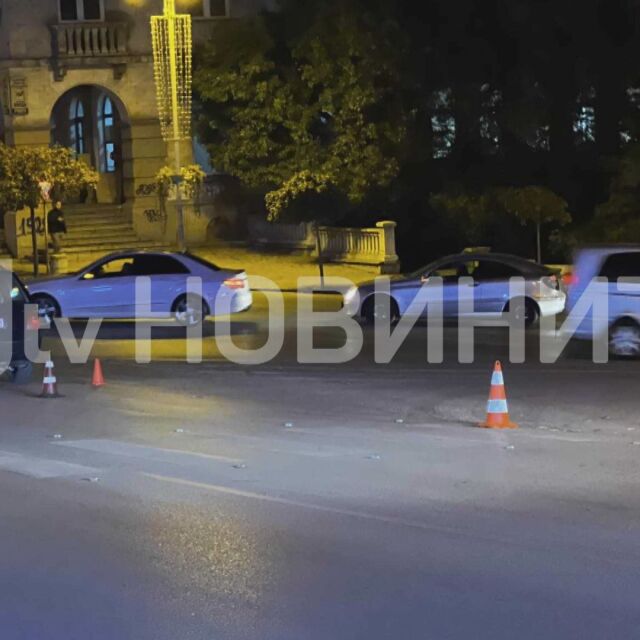 Автомобил помете човек на пешеходна пътека във Велико Търново