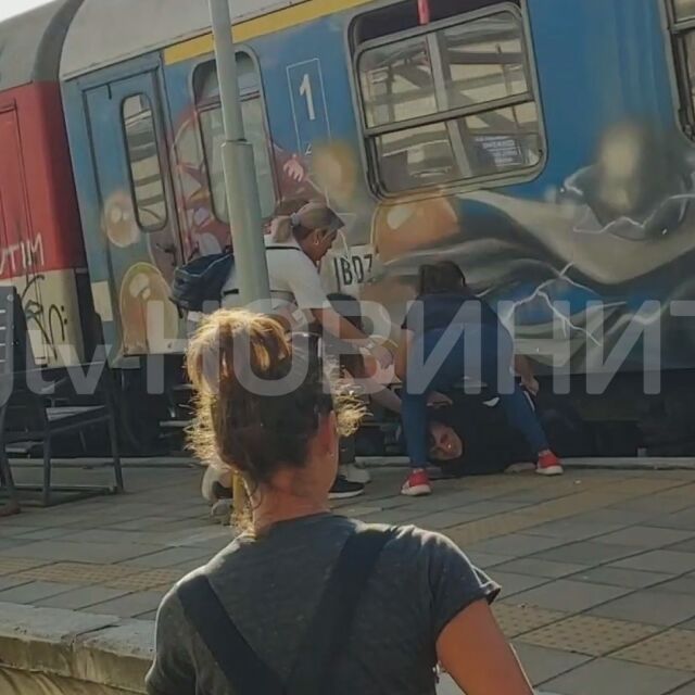 Жена се опита да се качи на влак в движение, спасиха я от падане под колелата (ВИДЕО)