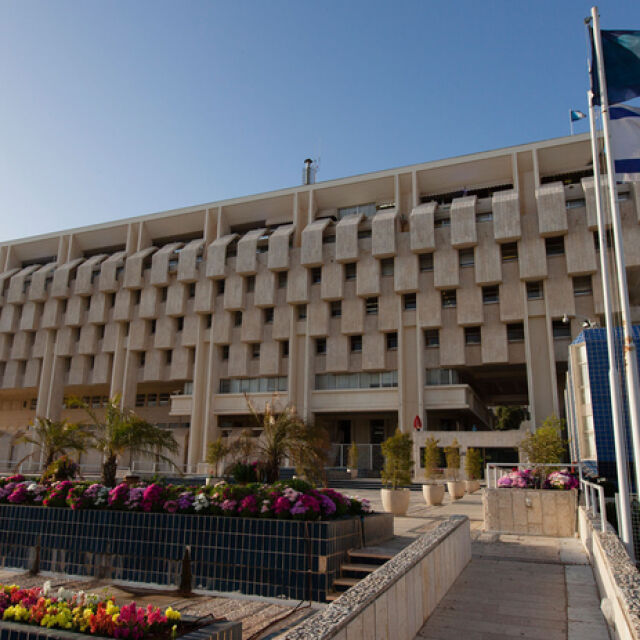 Израелската централна банка продава 30 млрд. долара, за да стабилизира валутата на страната